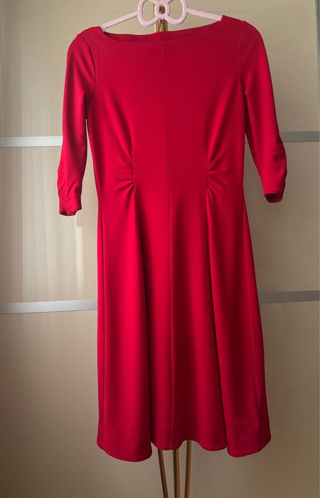 Рокля на ,,Max Mara“.Размер М.Слагана е веднъж.Като нова.Без забележки