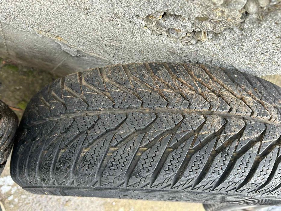 Зимни гуми с тасове 175/65R14 от пежо 206.