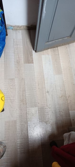 Продавам ламиниран паркет