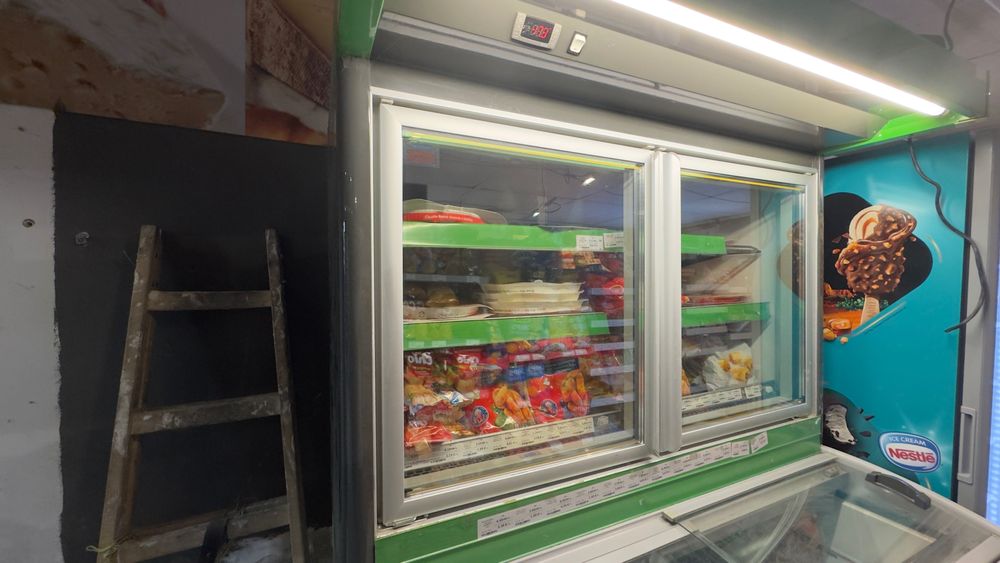 Хладилна витрина и две витрини за замразени продукти