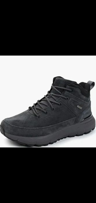 Продам зимние кроссовки  натуральный замшевые внутри натуральный мех