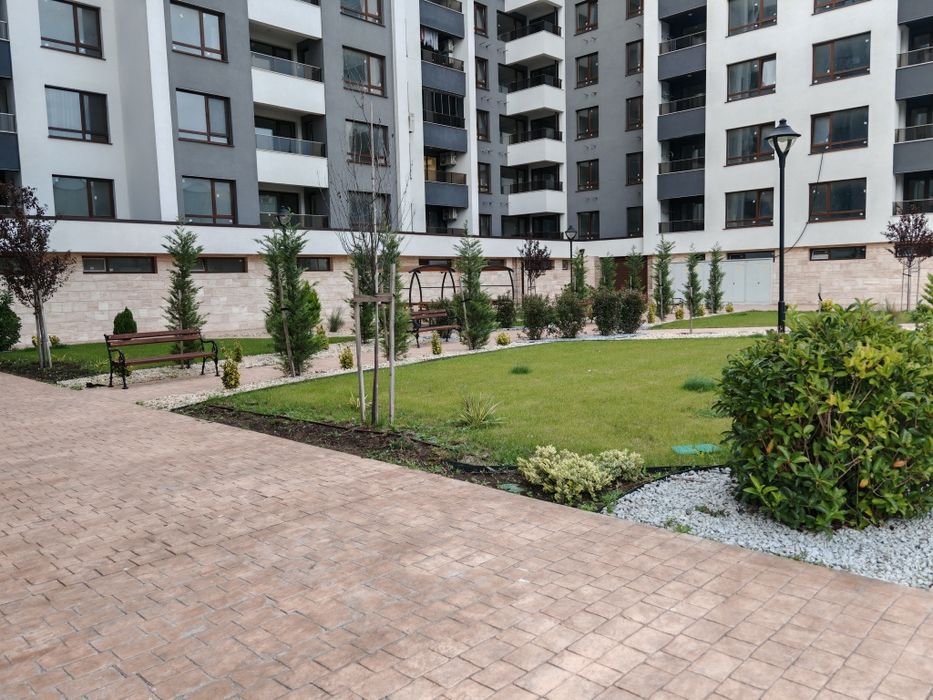 Двустаен апартамент. Паркомясто. Баня - до ключ. Стаи - на тапа.