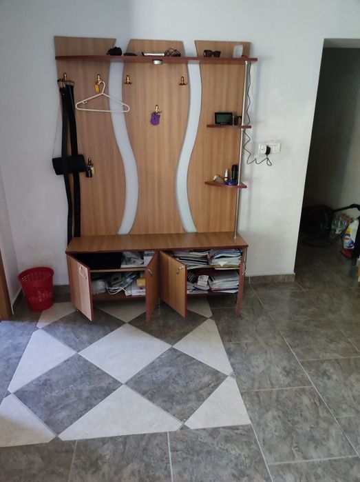 Vând cuier cu pantofar