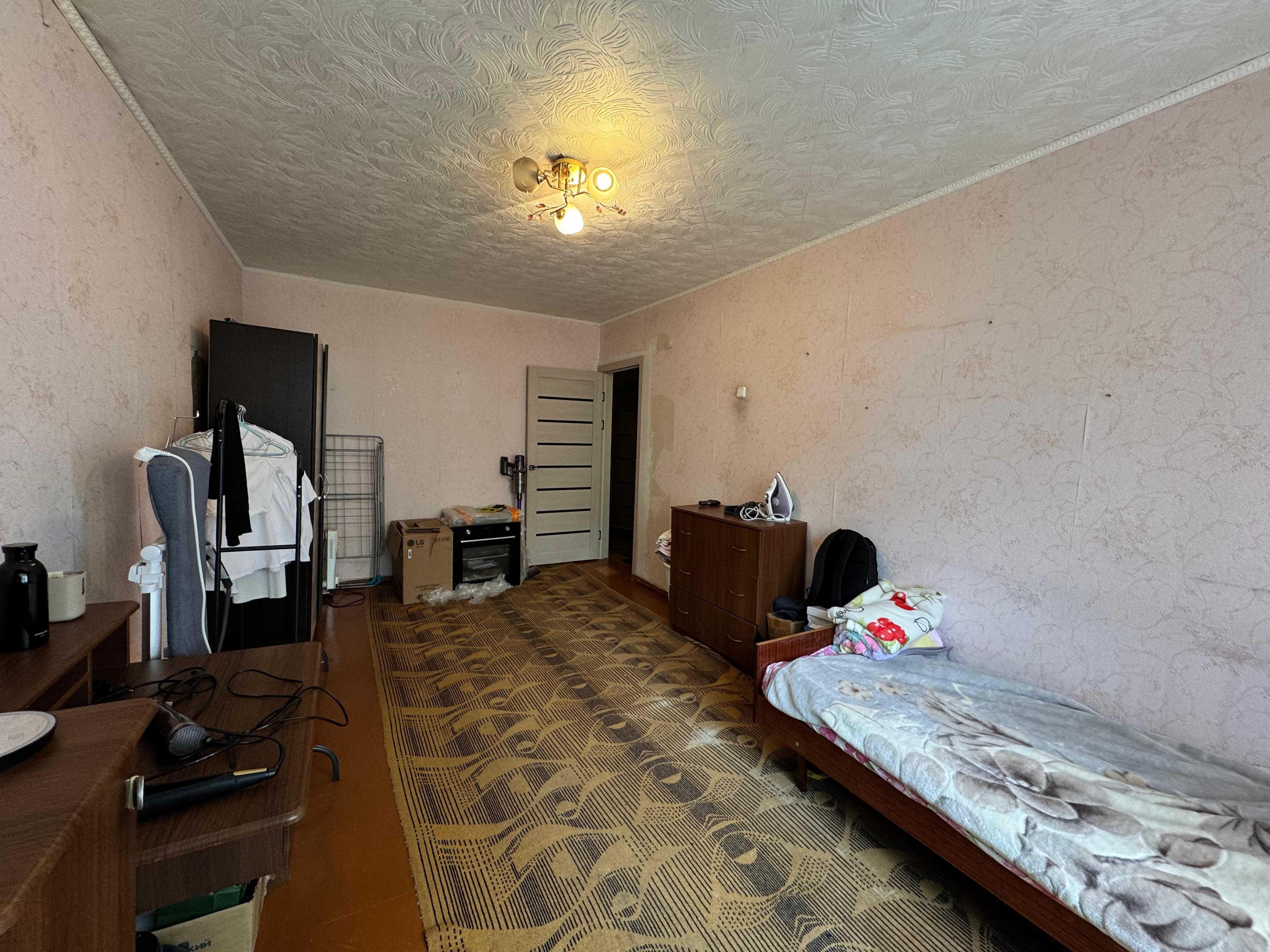 Продаем 3 комн. кв. в Пришахтинске - 23 мкр. , 30 дом
