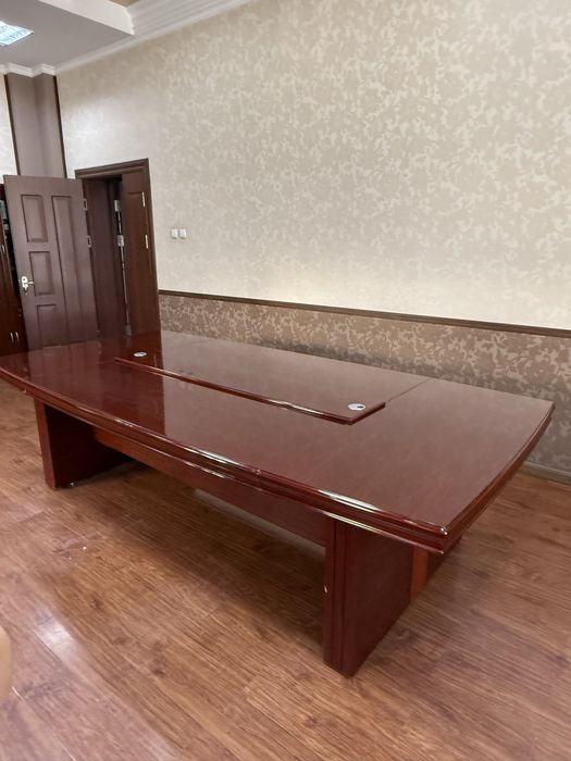 Большой стол для переговоров