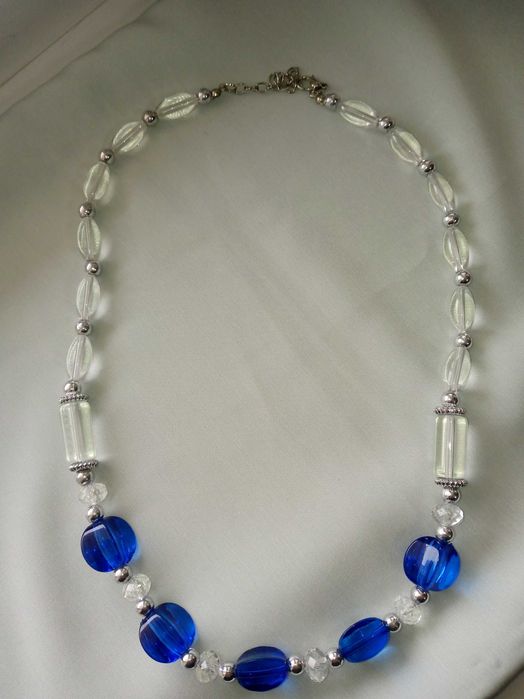 Новое ожерелье и белая шкатулка.Цена за все 50 тысяч сумов