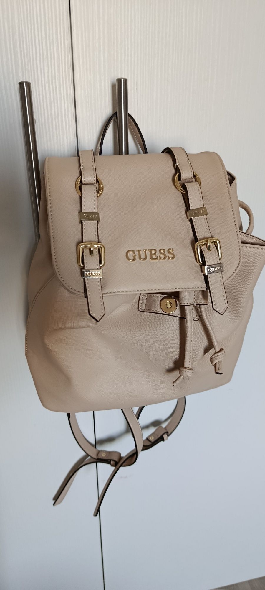 Vând rucsac Guess nou