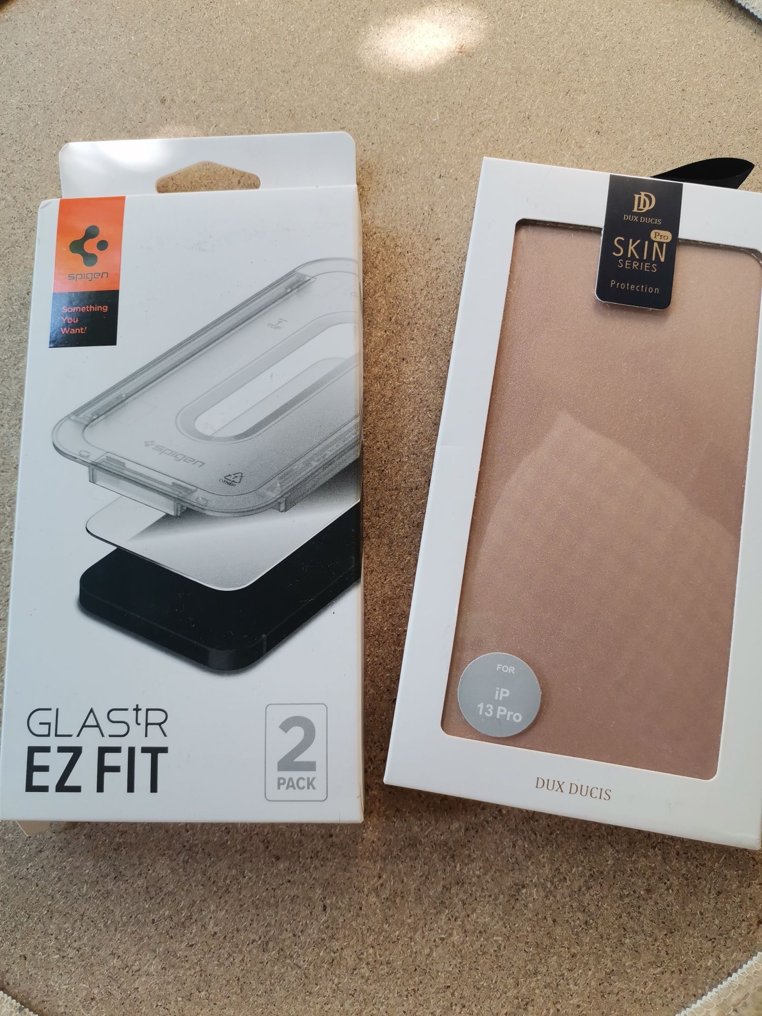 iPhone 13/13 Pro флип кейс и протектори Spigen