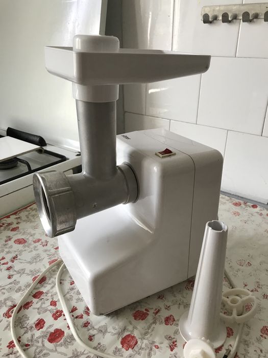 Masina electrica de macinat carne si de facut carnati.