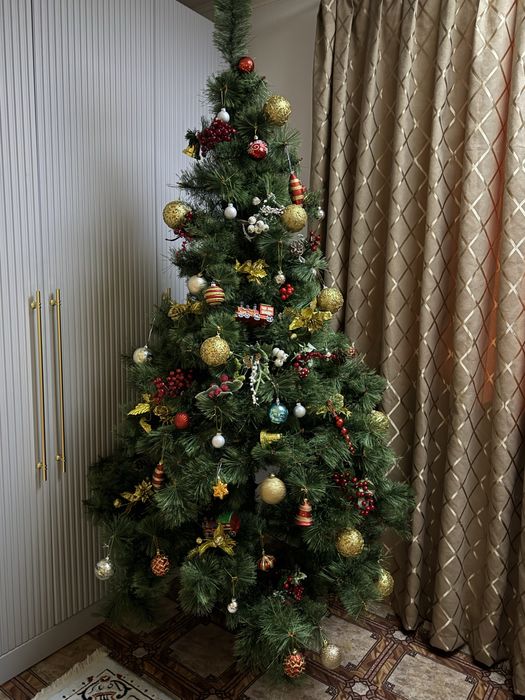 Новогодняя елка в отличном состоянии с игрушками