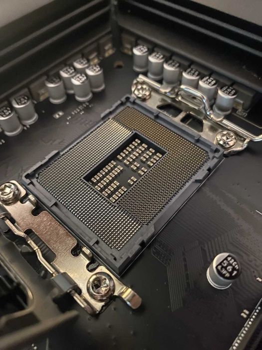 MSI MAG B760 TOMAHAWK WIFI DDR5 +  Intel i7-12700KF, 12 Cores 5.0GHz