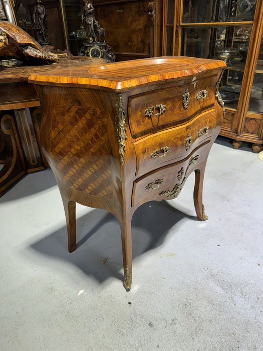 Comodă deosebită din lemn masiv, cu blat rabatabil