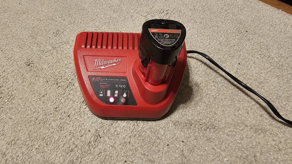 Acumulator 12v/2Ah si incarcator Milwaukee  perfect functionale.