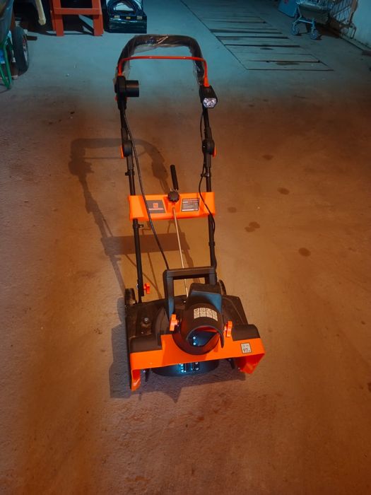 Продам снегоуборочную машину