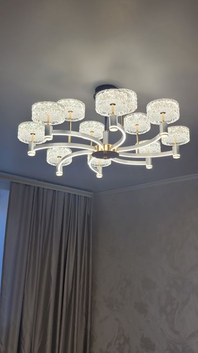 Продам люстру  абсолютно новую