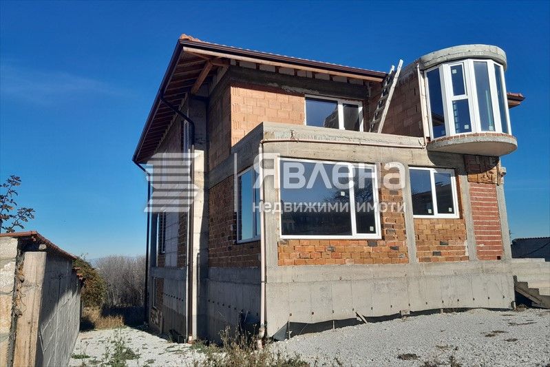 Триетажна къща в Марково