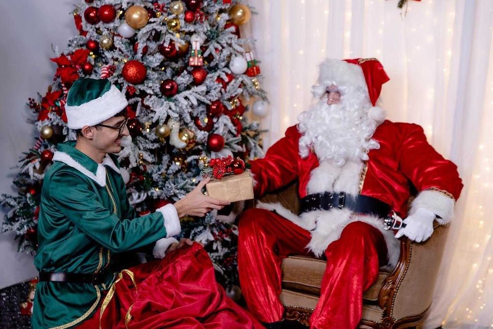 Moș Crăciun și Spiriduși de închiriat