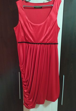 Официална, червена рокля с асиметрична долна част