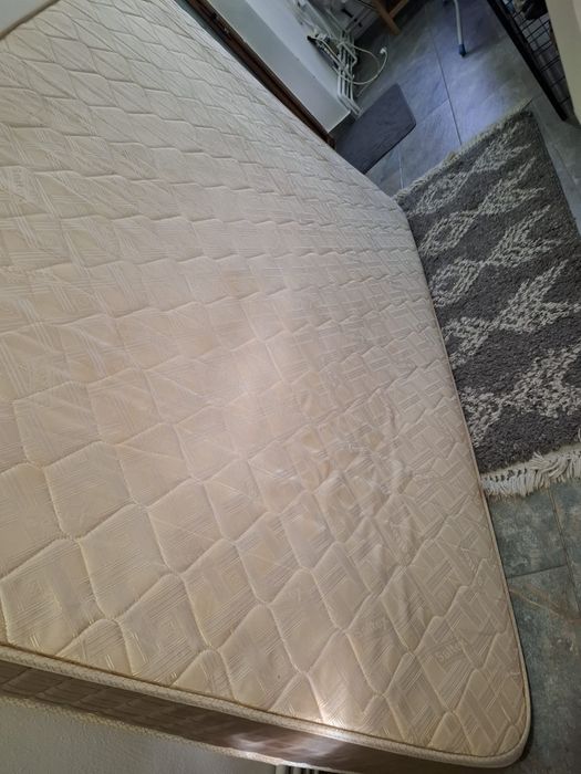 Vând  2 paturi  stejar+brad si o  saltea  140×200