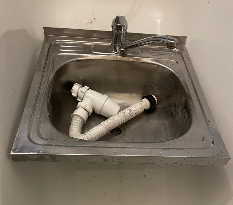 Раковина со смесителем и сифоном