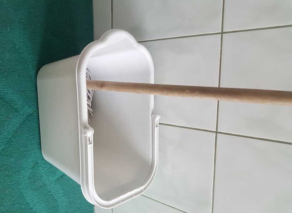 Mop şi găleată   .