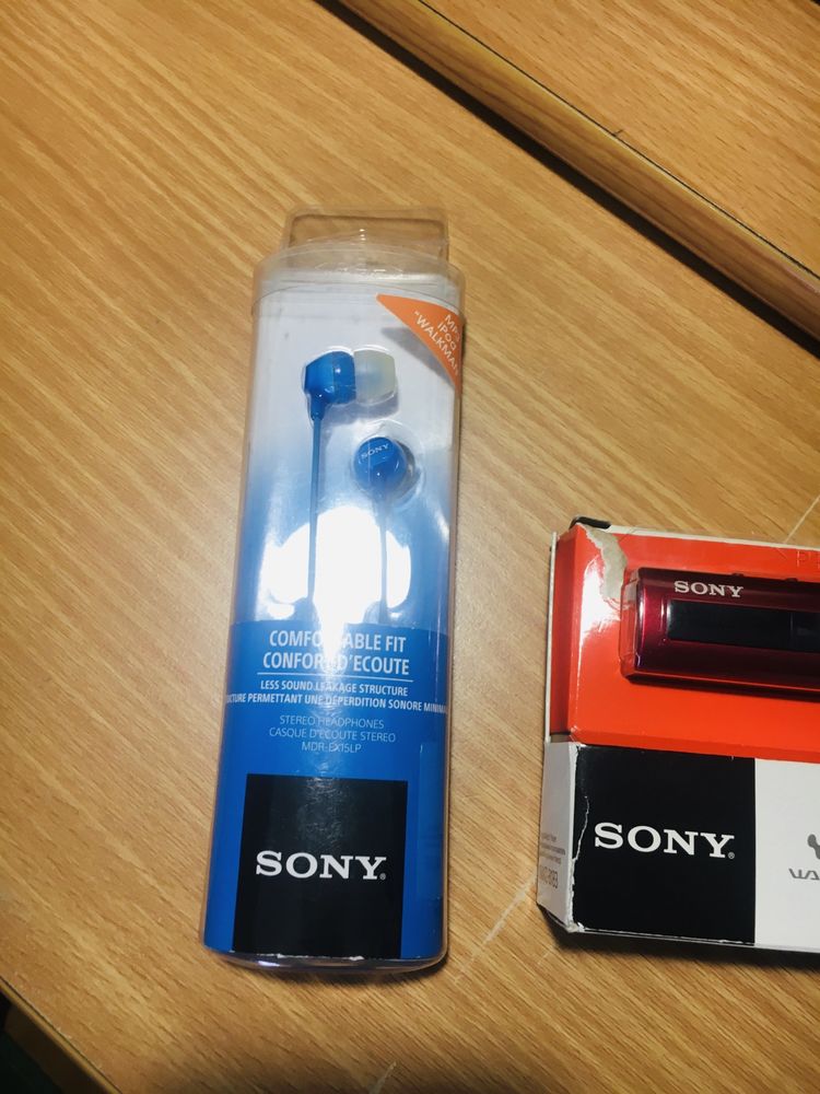 Легендарный фирменный оригинал мини-плеер SONY WALKMAN 2шт наушниками