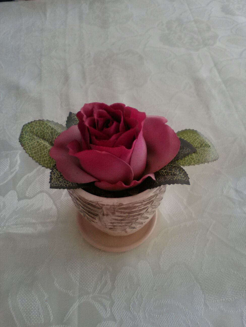Керамична кашпа с изкуствено цвете (роза)