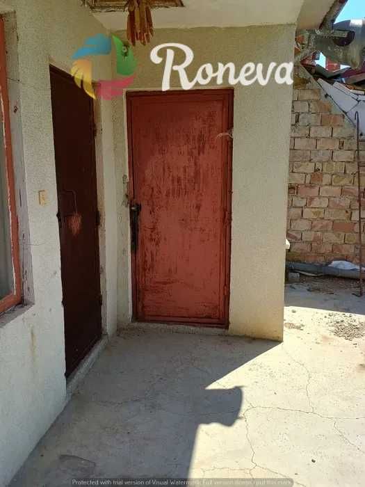 Двуетажна къща в самостоятелен двор