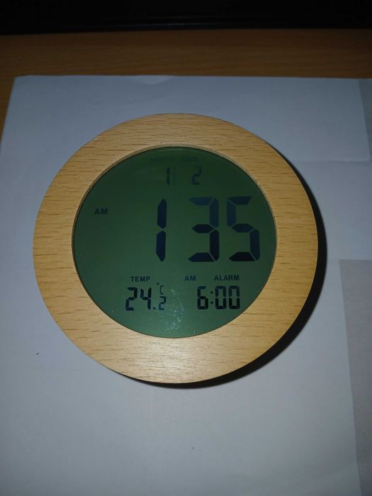 Ceas digital de masa, cu alarma, afisaj temperatura, lemn