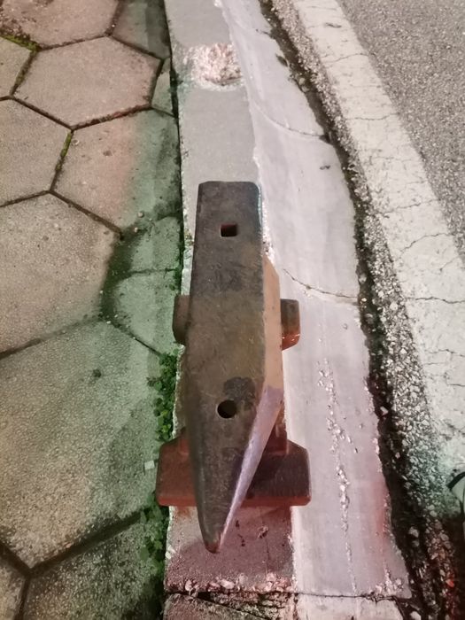 Средна наковалня 35кг.