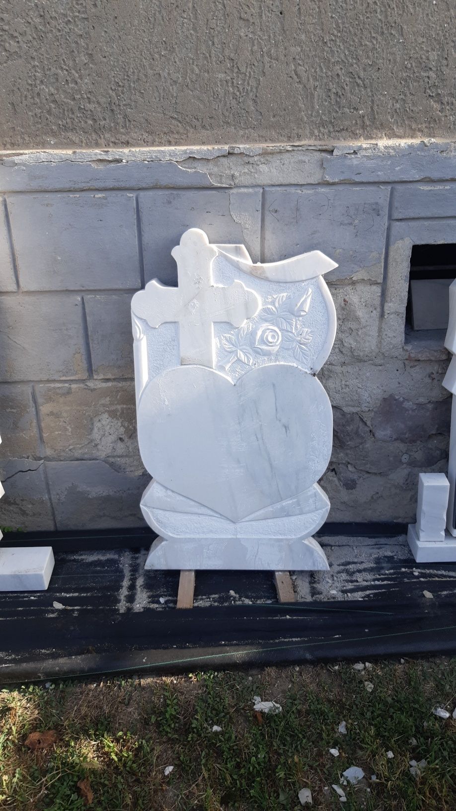 Reducere de preț monumente funerare,cruci ,mozaic.