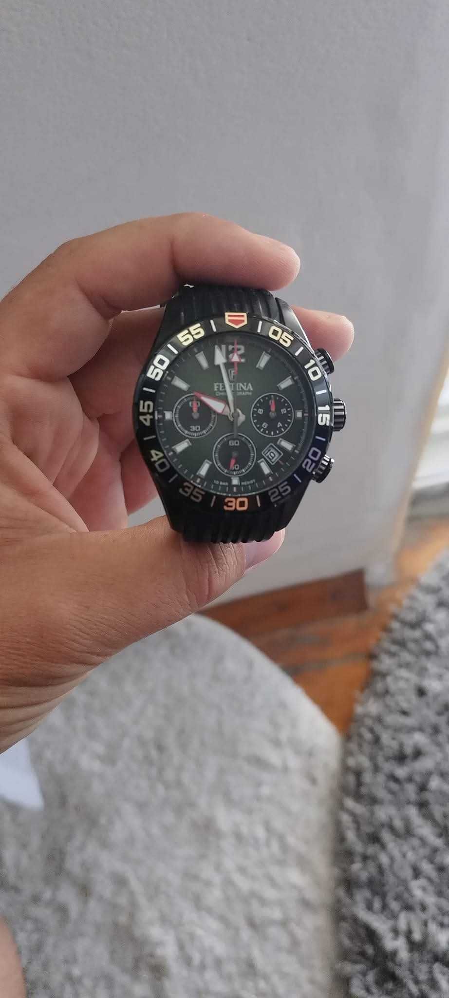 Часовник Festina като нов.