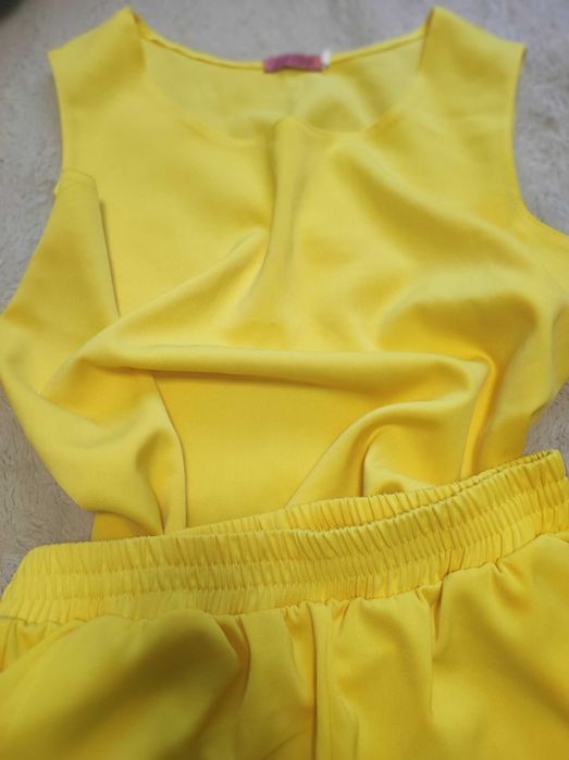 Костюм нов  размер Л но става и за М.