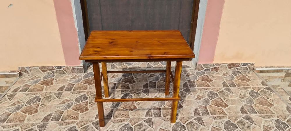 Măsuță din lemn lucrata manual