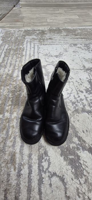 Продам ботинки для мальчика  зимние