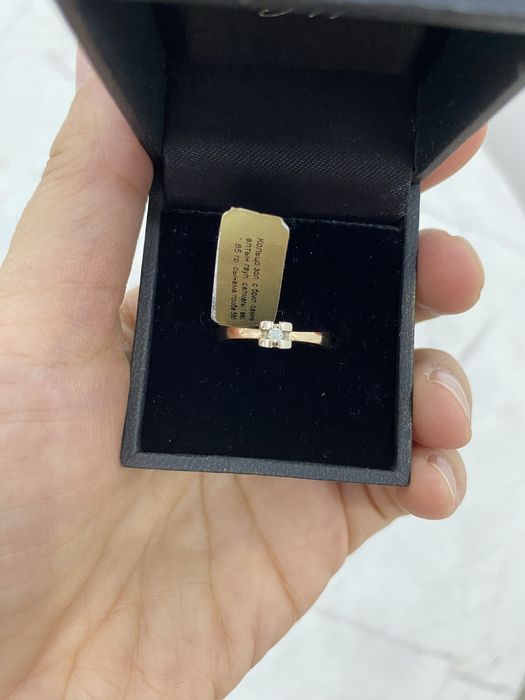 Продам кольцо с бриллиантом