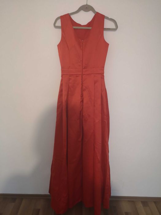 Vând rochii ocazie purtate o singura data