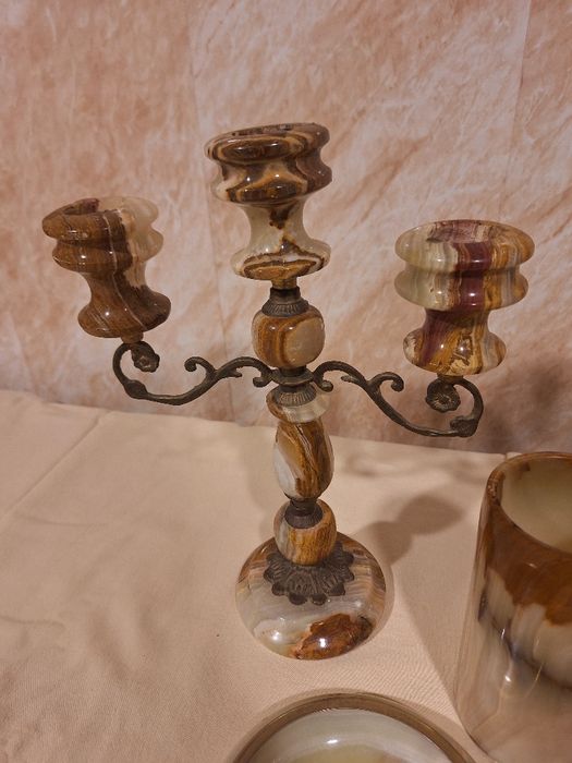 Свещници  вази и пепелник оникс