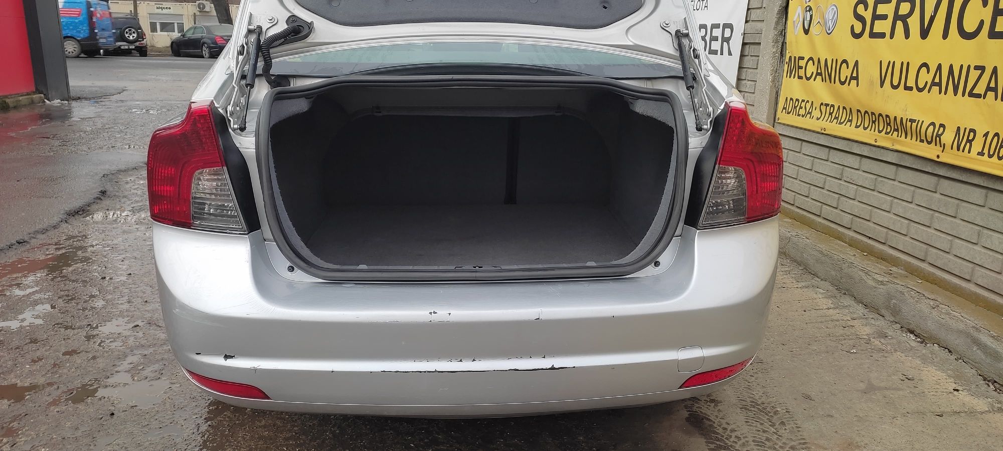 Vând Volvo S40 Facelift 2008, motor 2.0 diesel-MOTOR DEFECT