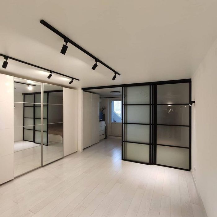 Раздвижные, распашные перегородки стекло двер