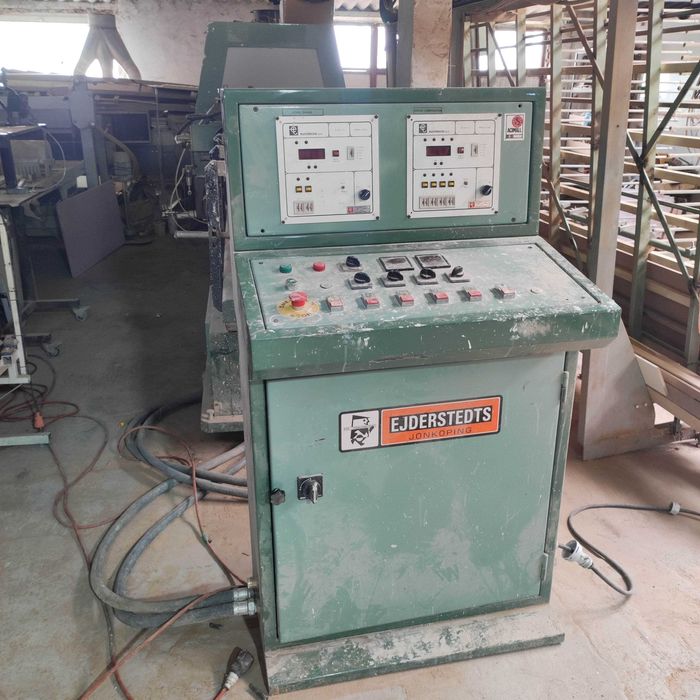 Mașină productie in serie slefuire si vopsire plinte șipci