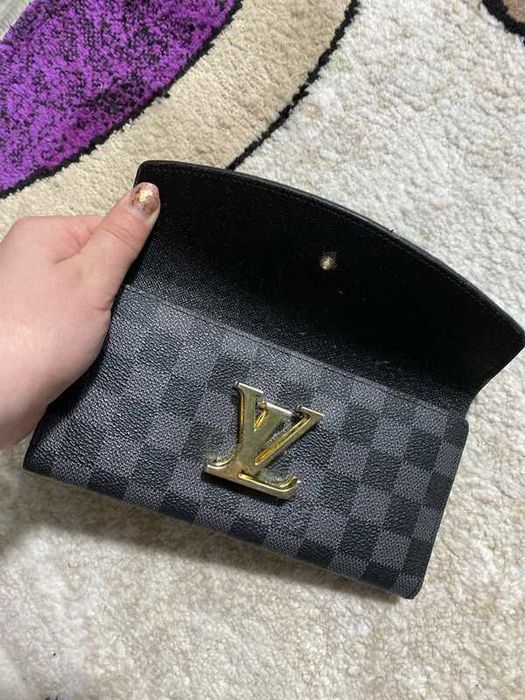 Portofel Louis Vuitton cu emblemă metalică si spaatii carduri