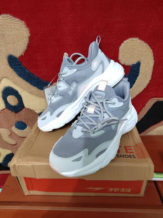 Новые женские кроссовки