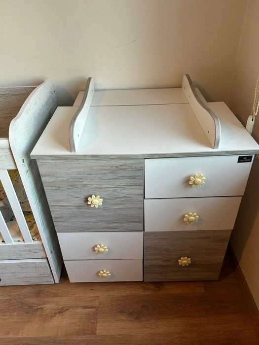 Детска кошара и скрин за дрехи комбиниран с повивалник