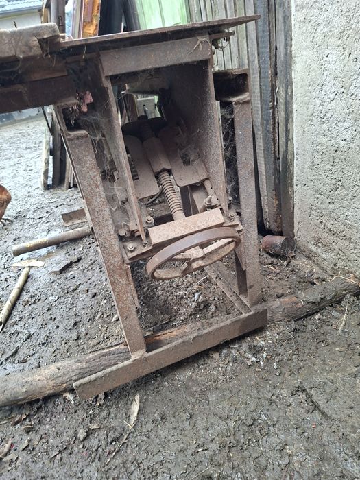 Vând circulă cu abric