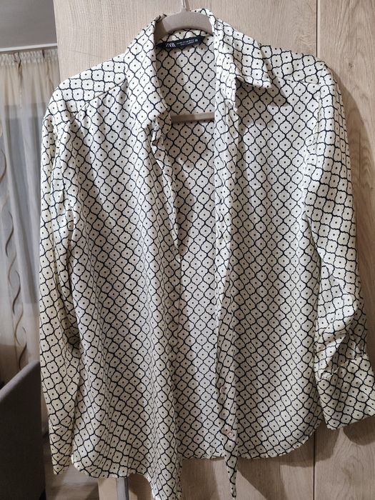 Нова риза Zara с дълъг ръкав.