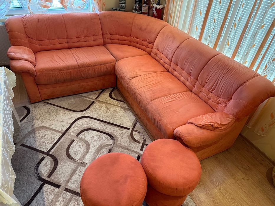 Ъглов диван с табуретки