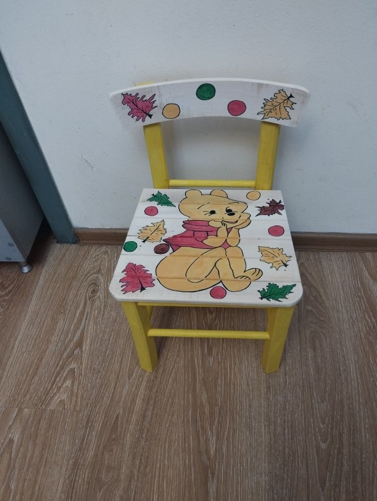 Столче с рисунка.Столчето е от бук.