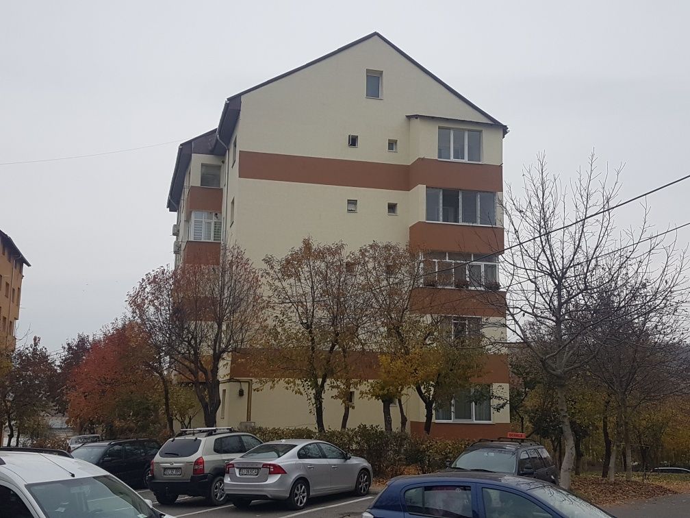 Apartament 3 camere cu garaj sub bloc