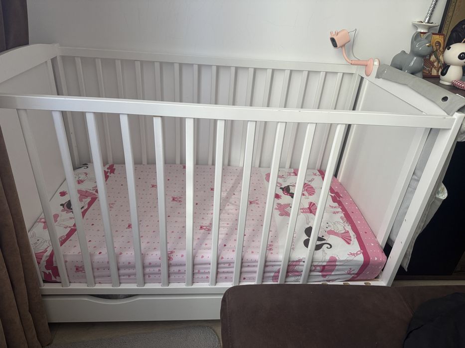 Patut din lemn 120x60 cu saltea+ 3 lenjerii si aparatori laterale